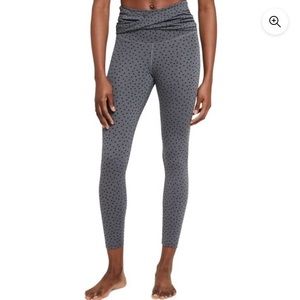 Nike Women’s Yoga Twist-Waist High-Rise 7/8 Length Leggings